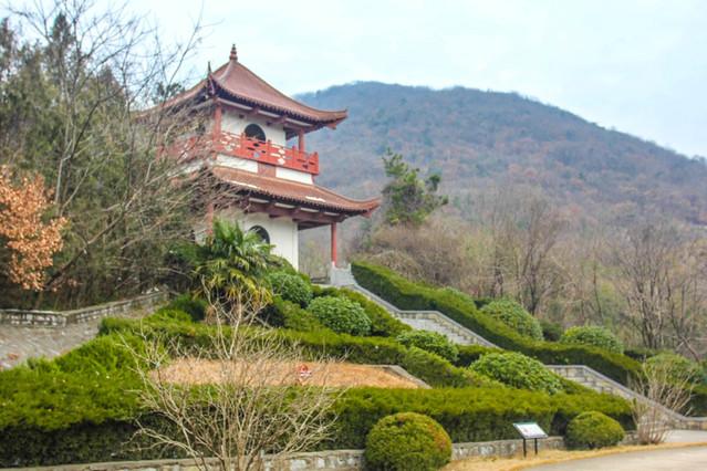 在巢湖郊外的紫微山上,除了王乔洞以外,还有一个名为紫薇洞的山洞