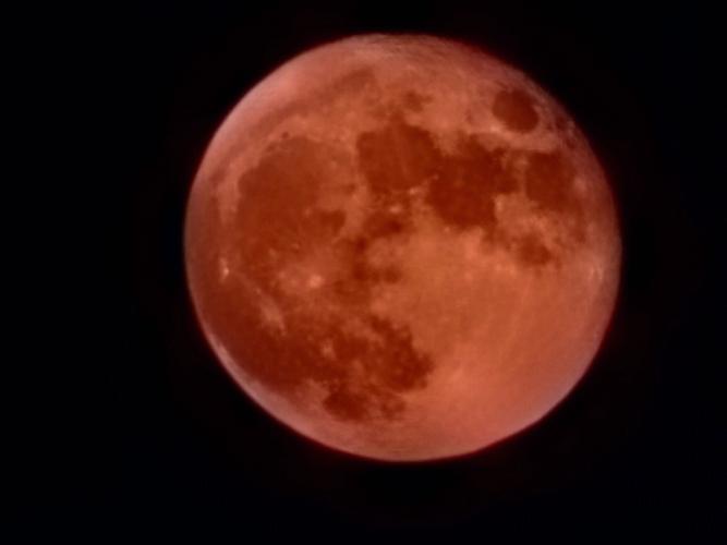 红月是晚上19点57拍的,第二张明亮的红月是用了照片重录功能,后面那张